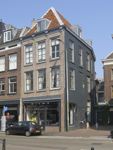 908632 Gezicht op het winkelhoekpand Wittevrouwenstraat 42 te Utrecht, met rechts een hofje.N.B. bouwjaar: 1650adres ...